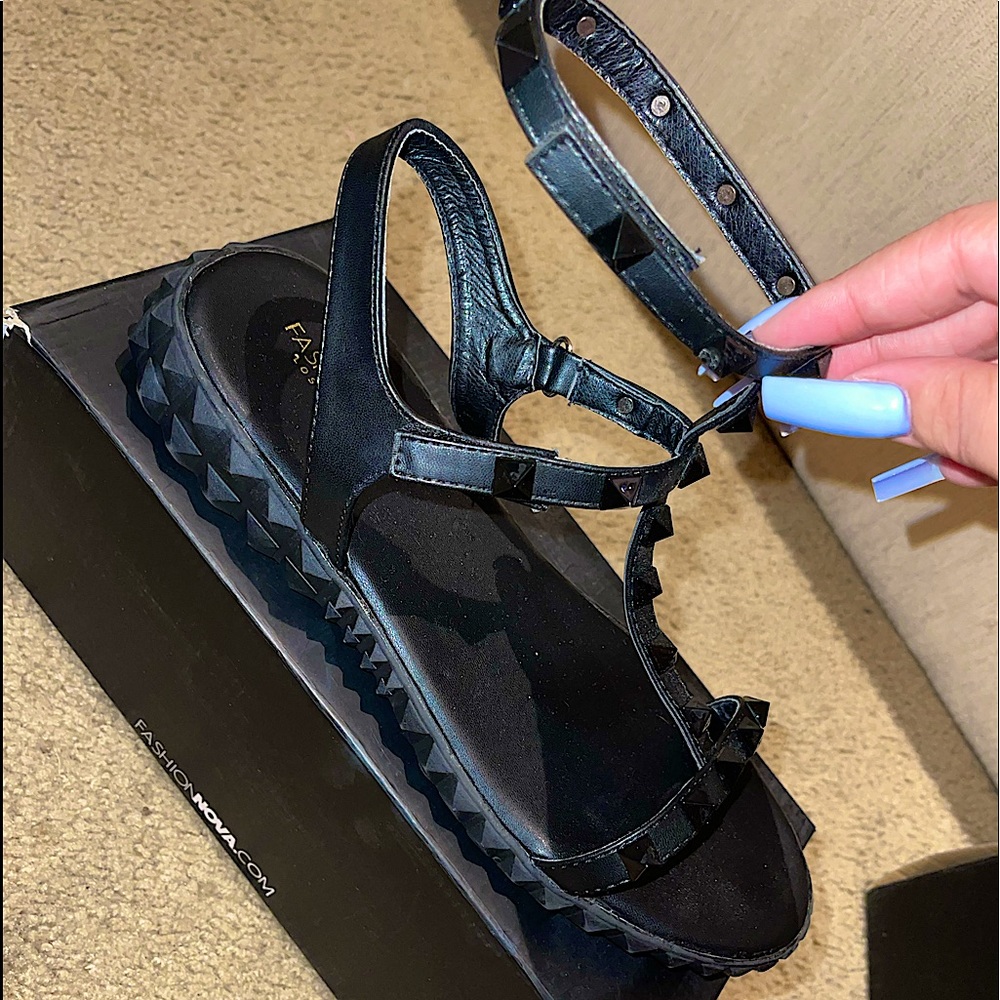 Fashion Nova Lookin Sharp Flat Sandal Size 10